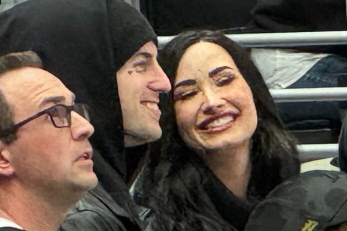 demi-lovato-se-diverte-em-jogo-ao-lado-do-noivo