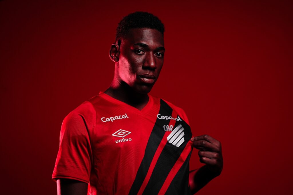 athletico-pr-anuncia-contratacao-de-zagueiro-leo-pele,-ex-vasco