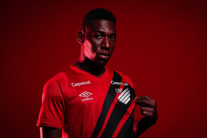 athletico-pr-anuncia-contratacao-de-zagueiro-leo-pele,-ex-vasco