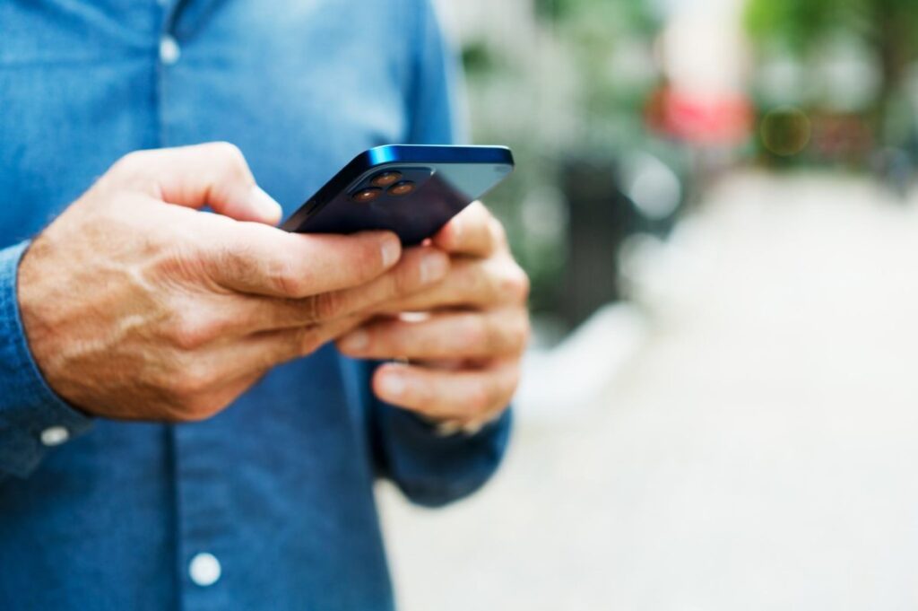 tecnoferencia:-como-a-distracao-dos-pais-ao-celular-impacta-os-filhos?