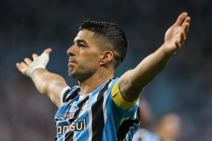luis-suarez-ajuda-policia-a-salvar-vida-de-homem-no-uruguai