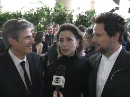 globo-de-ouro:-fernanda-torres-e-selton-mello-chegam-ao-tapete-vermelho
