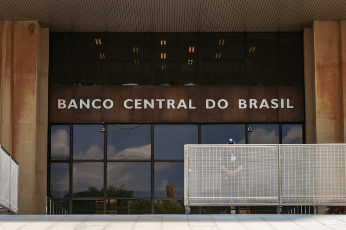focus:-primeiro-relatorio-preve-inflacao-a-4,99%-e-juros-a-15%-em-2025