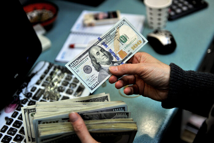 apos-dia-em-baixa,-dolar-opera-em-alta-e-encosta-nos-r$-6,15