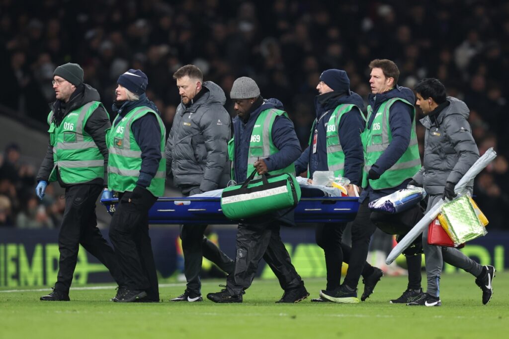 cenas-fortes:-jogador-do-tottenham-desmaia-e-deixa-campo-de-maca