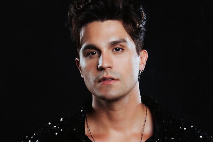 fa-de-luan-santana-guarda-lamina-de-barbear-com-pelos-do-cantor
