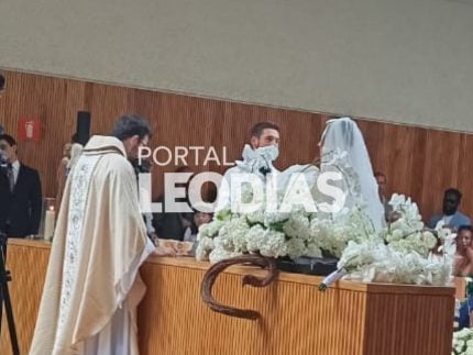 veja-a-primeira-imagem-de-sabrina-sato-e-nicolas prattes-no altar