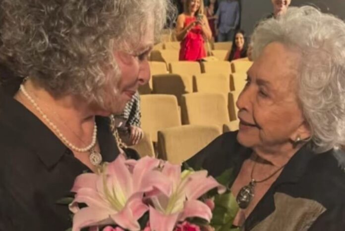 irene-ravache-se-emociona-ao-receber-nathalia-timberg-em-peca-no-rj