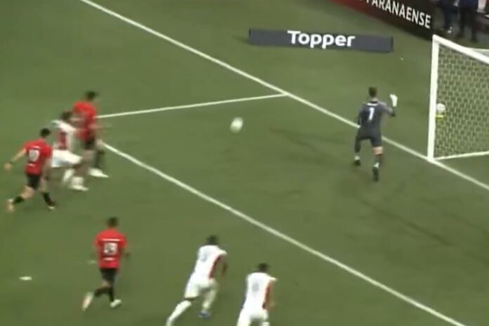 video:-goleiro-pega-penalti,-sai-para-comemorar-e-toma-gol-no-rebote
