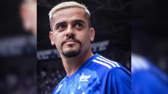 em-busca-da-titularidade,-fagner-chega-ao-cruzeiro-antes-de-jogo-no-df