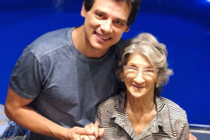 celso-portiolli-emociona-fas-ao-anunciar-a-morte-da-mae,-dona-dibe,-aos-98-anos