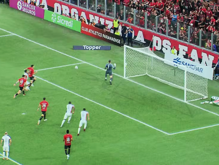 bola-fora:-goleiro-comemora-defesa-antes-da-hora-e-leva-gol-em-rebote-de-penalti