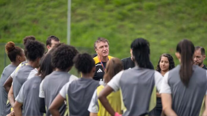 cuca-visita-time-feminino-do-galo-e-promete-apoiar-categoria