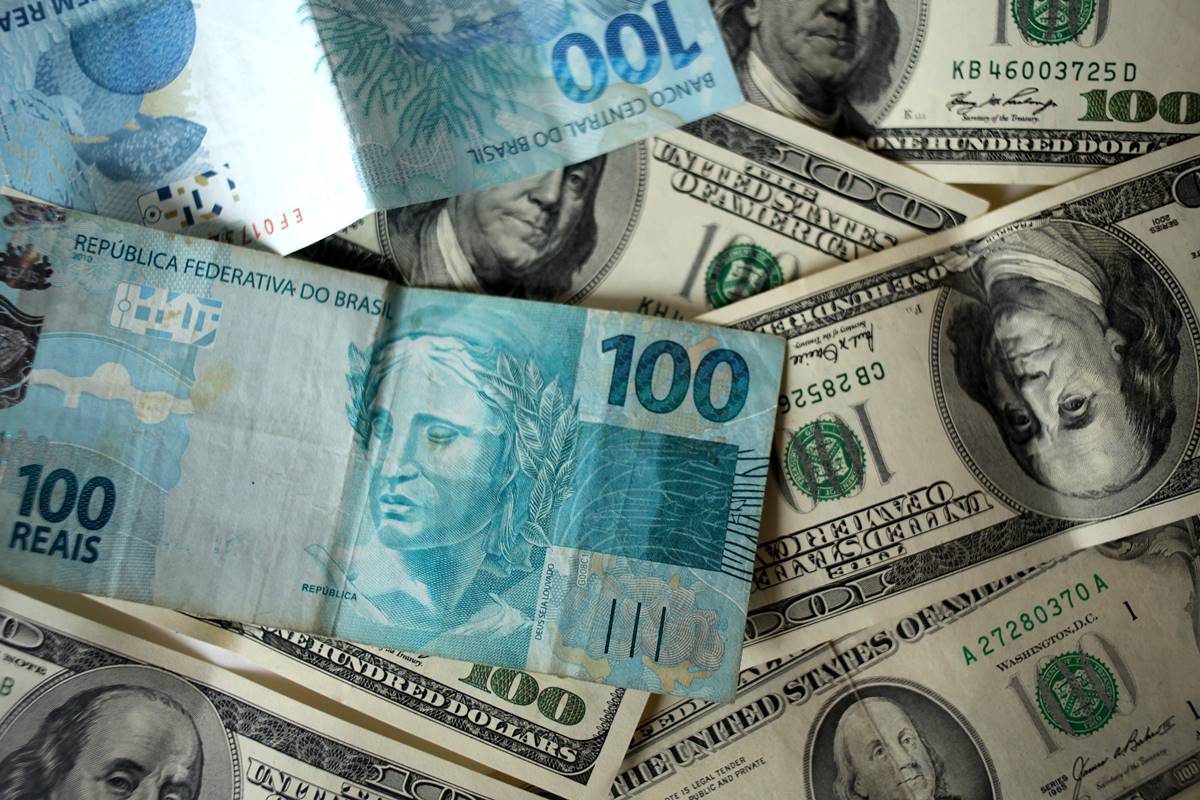 dolar-abre-em-alta,-a-r$-6,05,-e-espera-inflacao-ao-consumidor-dos-eua
