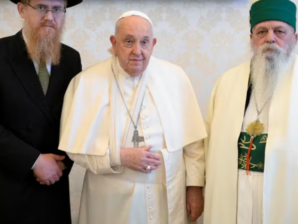 papa-francisco-sofre-queda-em-casa-e-imobiliza-o-braco