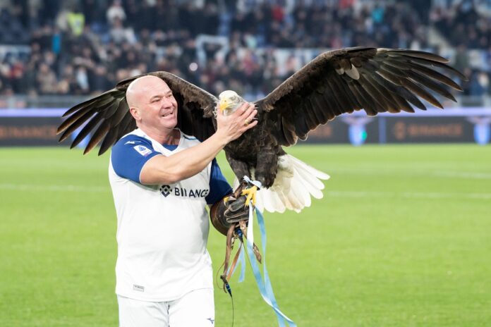 falcoeiro-da-lazio-demitido-por-postar-foto-nu-se-trancou-no-clube