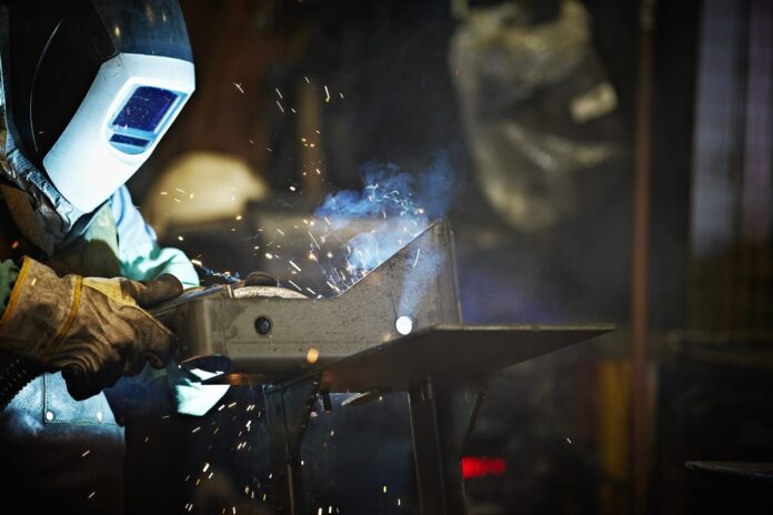 massa-salarial-e-emprego-na-industria-avancam-em-novembro,-mostra-cni