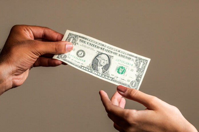 dolar-volta-a-subir,-chega-a-r$-6,08,-a-espera-de-dados-dos-eua