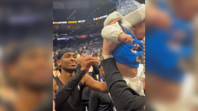 video:-jogador-da-nba-autografa-bebe-apos-vitoria