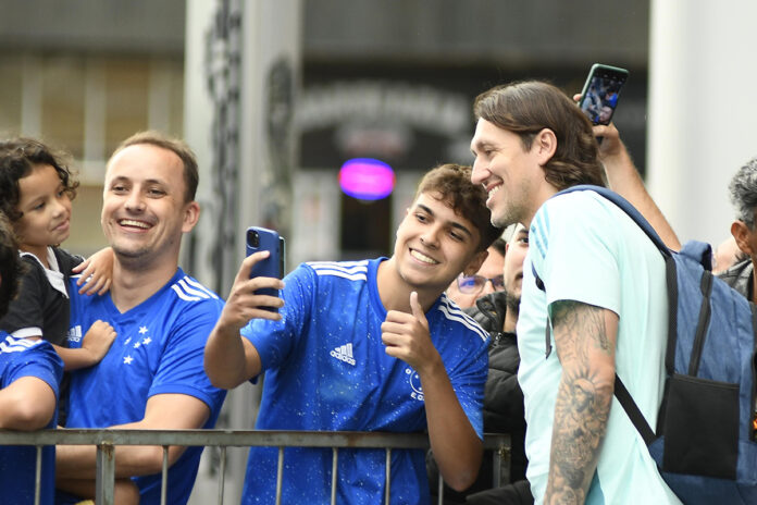 cruzeiro-e-recebido-com-festa-em-hotel-antes-de-jogao-no-df