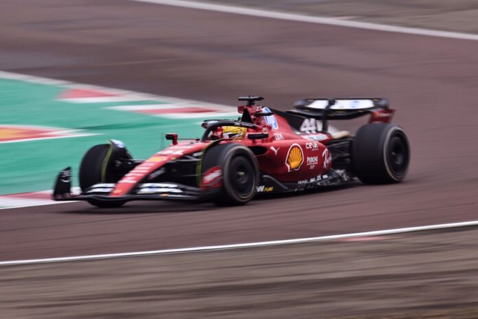 video:-hamilton-dirige-ferrari-pela-primeira-vez-na-italia