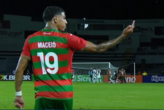 video:-jogador-da-portuguesa-e-expulso-apos-gesto-obsceno