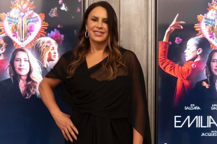saiba-quem-e-karla-sofia-gascon,-primeira-mulher-trans-indicada-ao-oscar