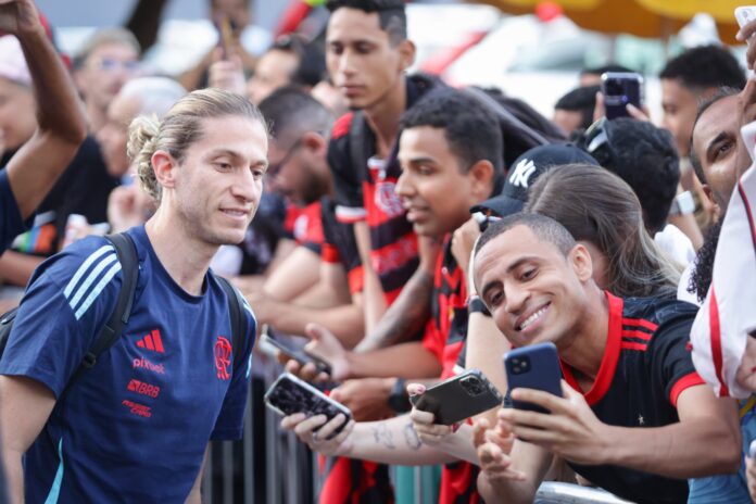 elenco-do-flamengo-e-recebido-com-festa-da-torcida-no-hotel-em-brasilia