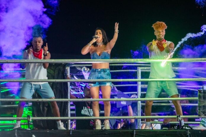 larissa-marques-faz-historia-na-abertura-da-festa-da-purificacao-em-santo-amaro