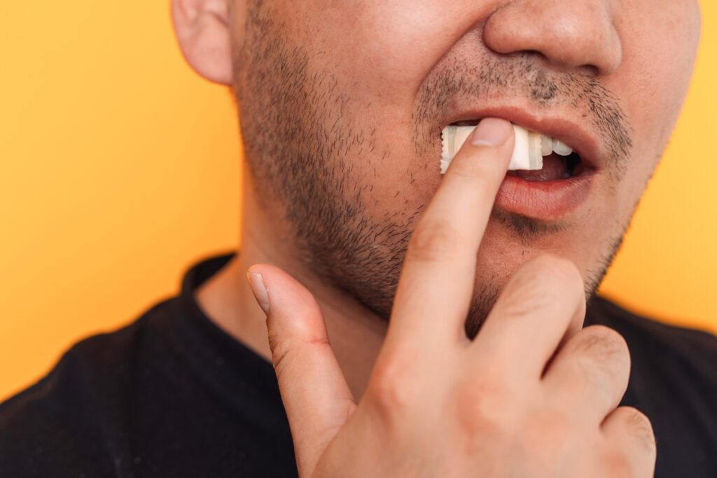 snus:-apesar-de-ilegais,-saches-de-nicotina-ganham-usuarios-no-brasil