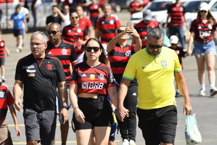 torcida-chega-animada-para-acompanhar-flamengo-e-volta-redonda