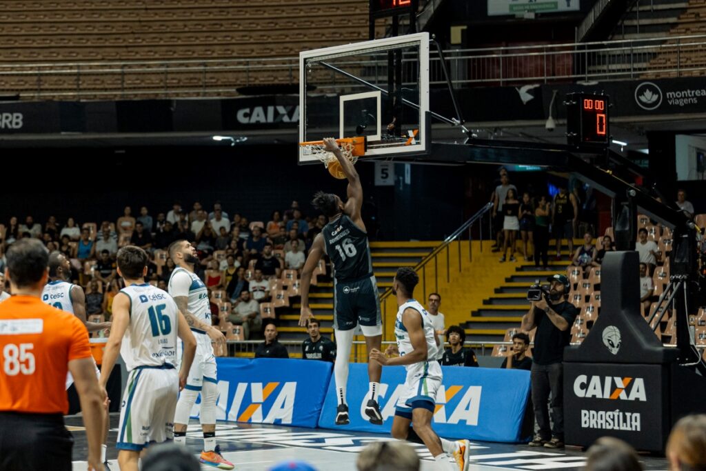 brasilia-basquete-domina-jogo-e-avanca-para-a-semifinal-do-super-8