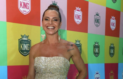 karen-lopes,-aos-46-anos,-e-anunciada-como-musa-do-camarote-king:-“a-idade-e-apenas-um-numero”