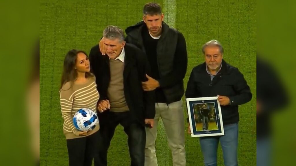 edgardo-bauza,-ex-treinador-do-sao-paulo,-e-homenageado-no-equador