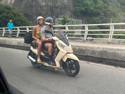 vrum,-vrum!-jose-loreto-leva-alane-dias,-seu-novo-amor,-para-um-passeio-de-moto
