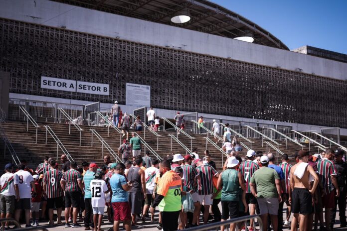 torcida-do-fluminense-comeca-a-chegar-para-jogao-contra-o-madureira