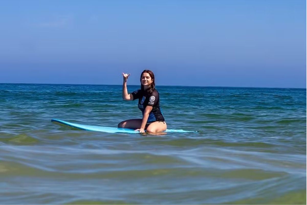 leticia-spiller-posta-fotos-surfando:-“lindo-se-sentir-livre”