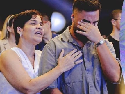 lucas-guedez-tem-experiencia-com-deus-e-cai-aos-prantos-em-igreja.-veja!