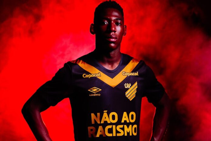 athletico-pr-lanca-uniforme-contra-o-racismo-em-apoio-ao-zagueiro-leo