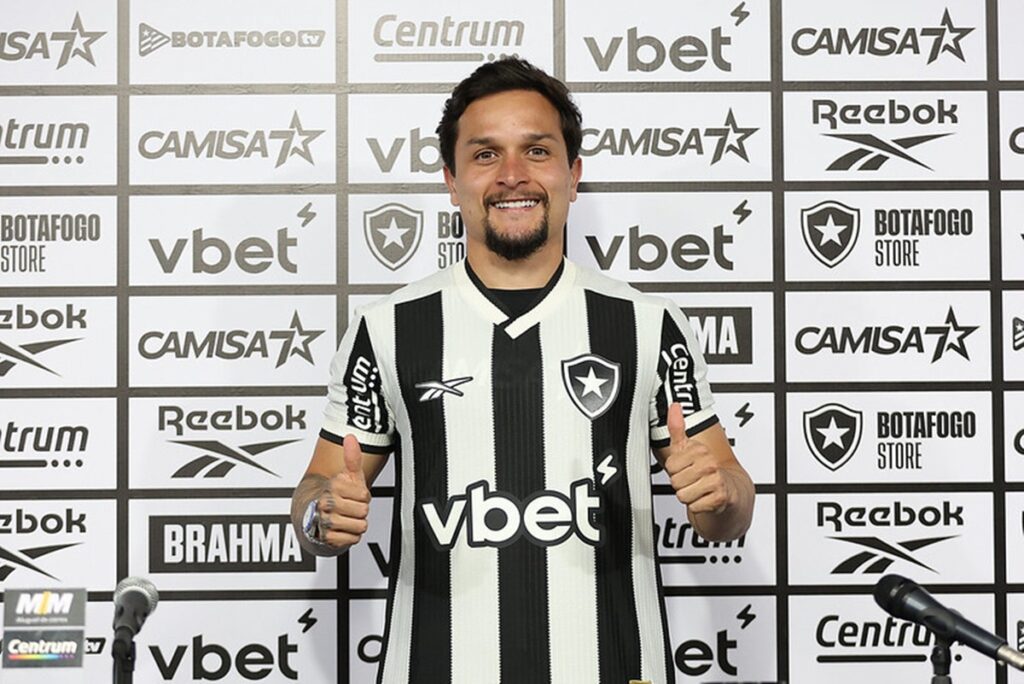 artur-e-apresentado-no-botafogo-e-projeta-final-com-flamengo:-“sonho”