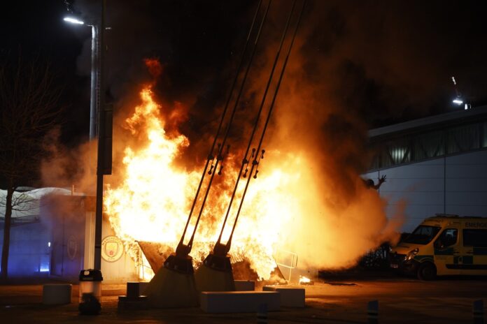 incendio-proximo-ao-estadio-do-manchester-city-assusta-torcedores