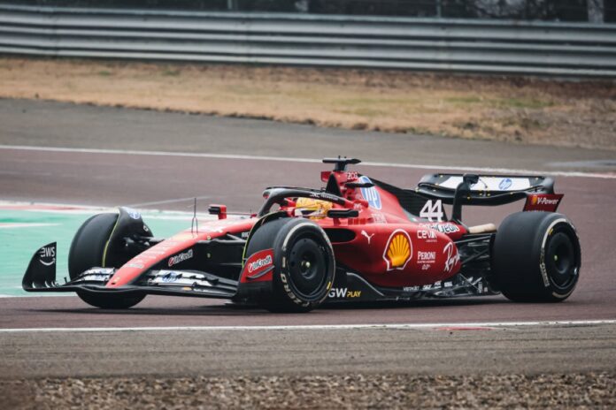 em-barcelona,-hamilton-bate-sf-23-em-2°-dia-de-testes-com-a-ferrari