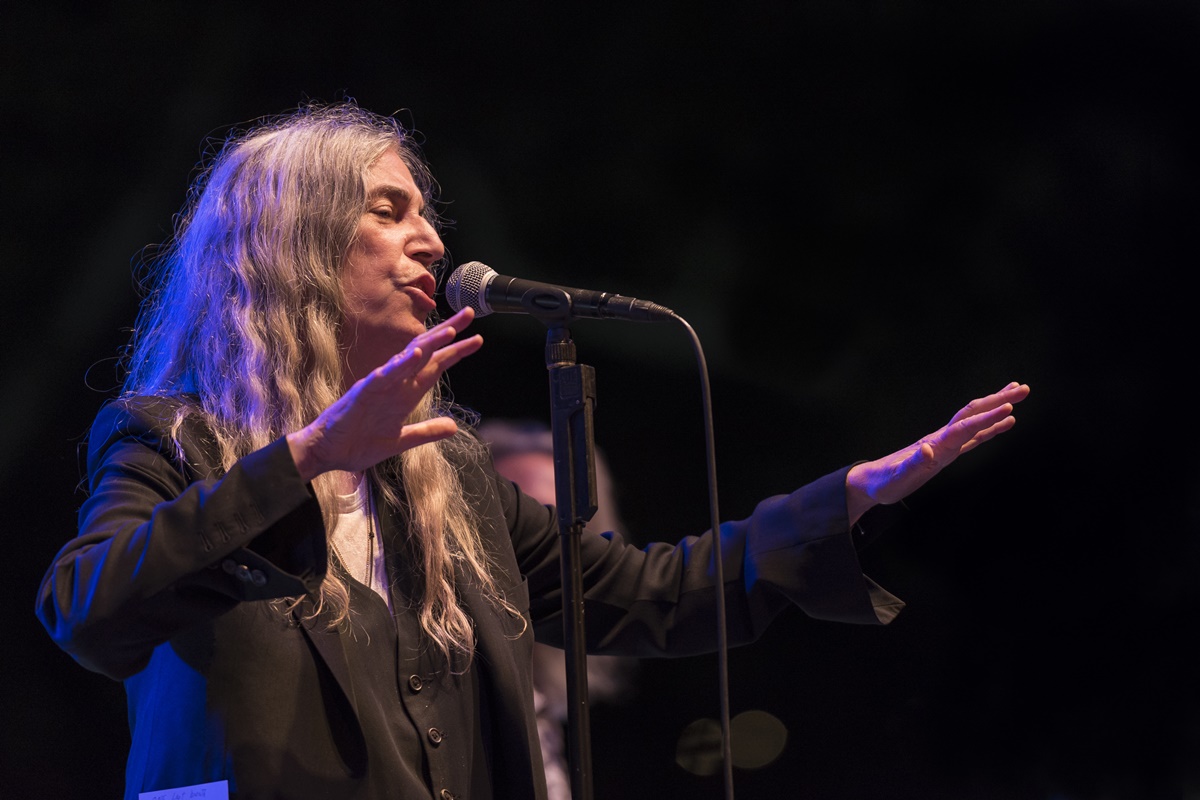 patti-smith-desmaia-durante-show-e-deixa-local-em-cadeira-de-rodas
