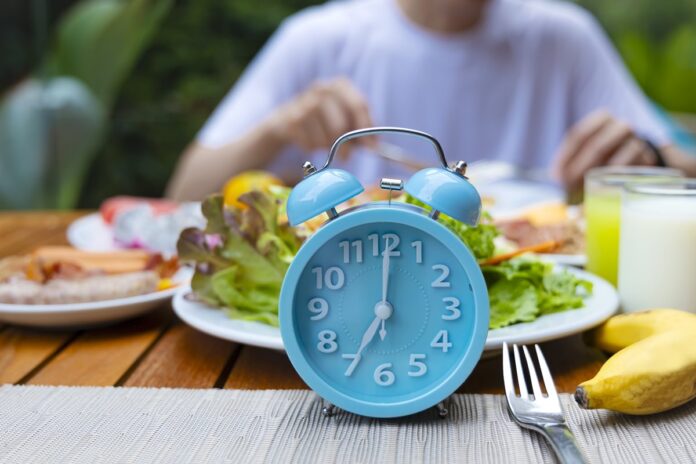 como-o-jejum-intermitente-pode-estar-associado-a-compulsao-alimentar