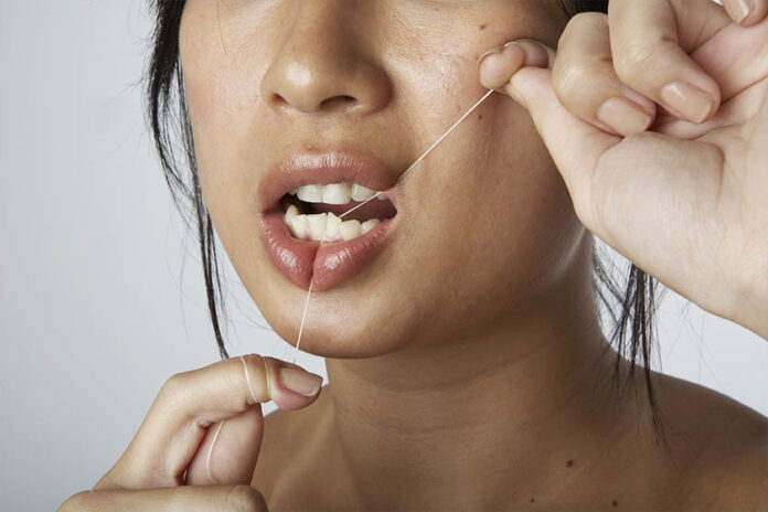 pesquisa-mostra-que-uso-de-fio-dental-pode-reduzir-risco-de-ter-avc