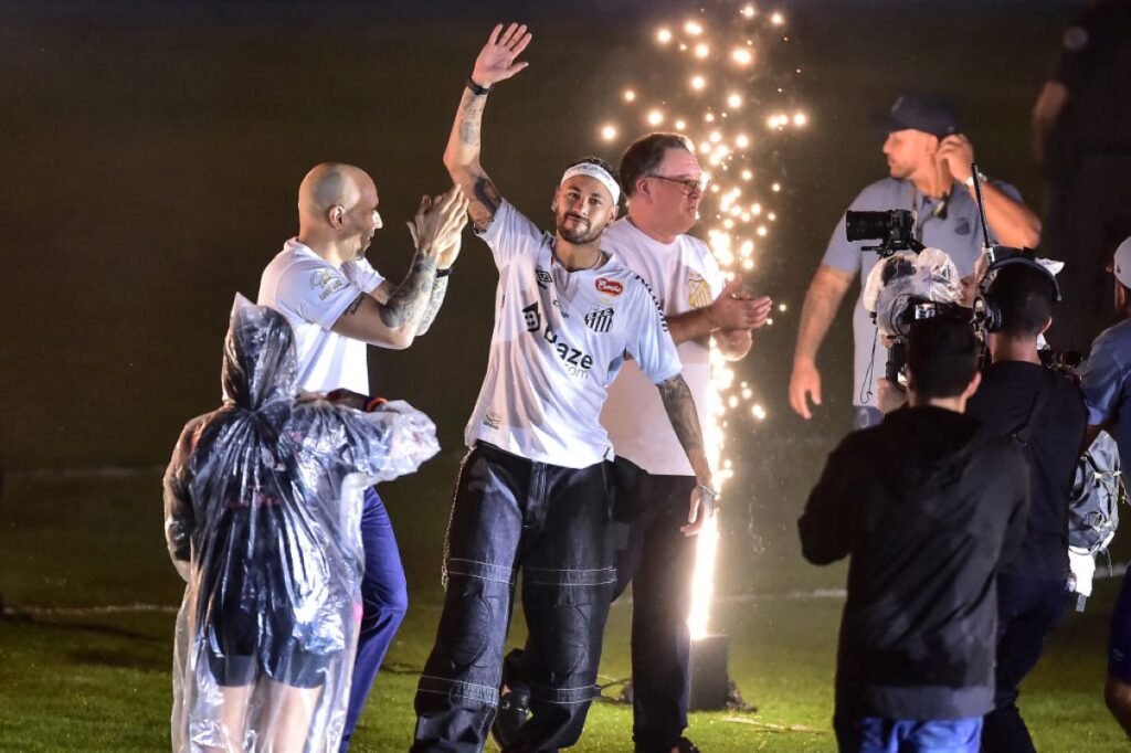 com-festa,-neymar-e-apresentado-no-santos:-“dia-muito-especial”