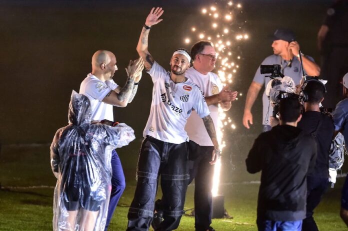 com-festa,-neymar-e-apresentado-no-santos:-“dia-muito-especial”