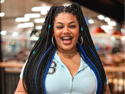 “que-familia-linda!”:-conheca-a-mulher-que-virou-meme-ao-elogiar-desconhecidos-nas-ruas
