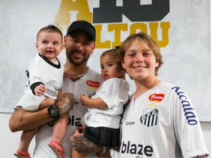um-pai-completo!-neymar-posta-foto-com-davi,-mavie-e-helena-pela-1a-vez