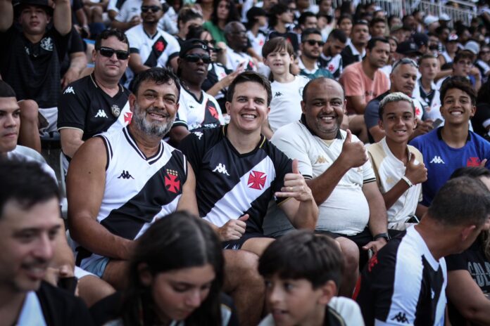 torcida-chega-animada-para-jogao-entre-vasco-e-volta-redonda-no-es